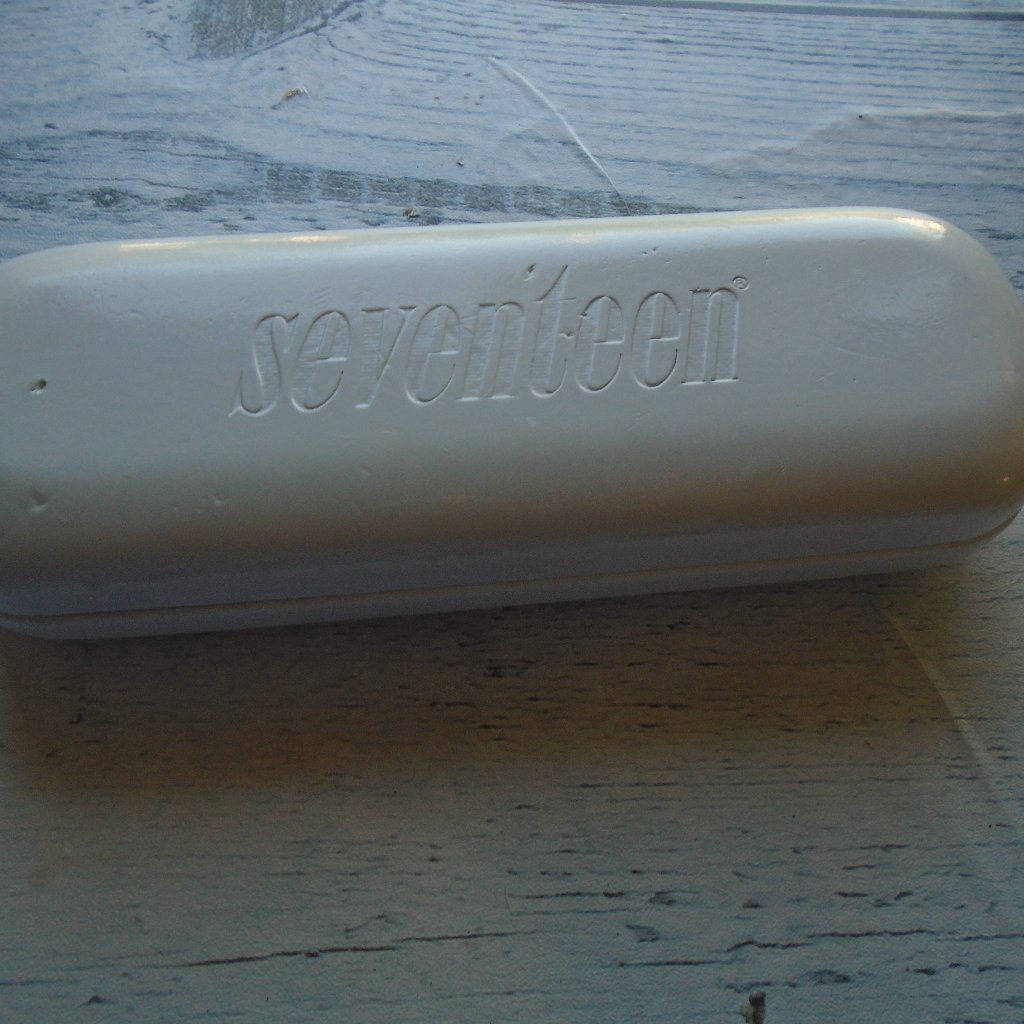 White And Pink Seventeen Magazine Glasses Holder
